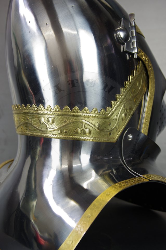 The great bascinet in English style for Agincourt battle period. Demi-greaves connected with greaves on rotary pin. Made of high quality mild steel of 2 mm and 1,5 mm thickness. Heat hardened and tempered up to 34 HRC. Brass bands decoration motive based on example visible on Henry V tournament helm. Brow plate and vervelles cover is interpretation based on few effigies from this period. Weight 6 kg./ Wielki bascinet w stylu angielskim na okres bitwy pod Agincourt. Wykonany z wysokiej jakoci stali niskowglowej o gruboci 2 mm i 1,5 mm. Hartowany i odpuszczany do 34 HRC. Mosine listwy dekoracyjne z motywem wzorowanym na hemie turniejowym Henryka V. Pozostae dekoracje s interpretacj wzorowan na kilku nagrobkach z epoki. Waga 6 kg.